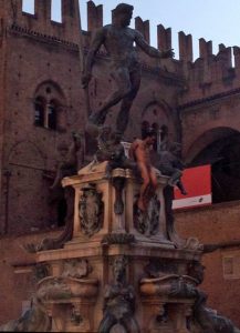 Foto Uomo nudo si tuffa nella fontana del Nettuno